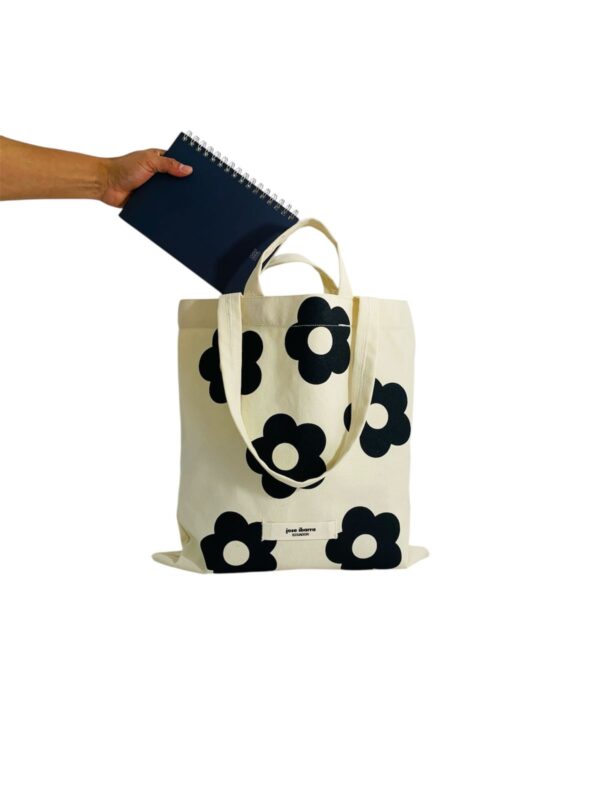 Tote Natural Flores Negras Vertical - Image 2