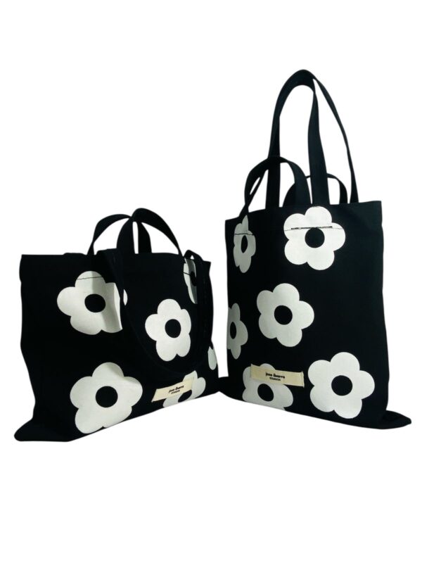 Tote Negro Flores Blancas Horizontal - Image 2